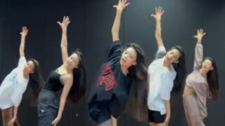 HYBE闵熙珍新女团NewJeans出道曲《Attention》舞蹈视频公开！