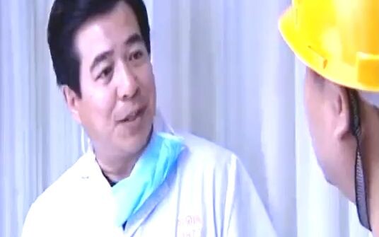 Cậu bé ném một lon nước xuống cầu thang, không chỉ cứu mạng mẹ mình mà còn thay đổi số phận của ngườ