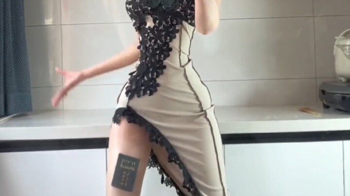 [Fu Jiang, Junior Female Student] Life is Tough: A Graduate Student Earns Money by Performing Arts