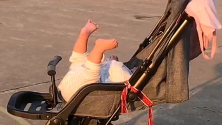 [Cute Baby] “Oh no… I’m totally hooked on human babies!”