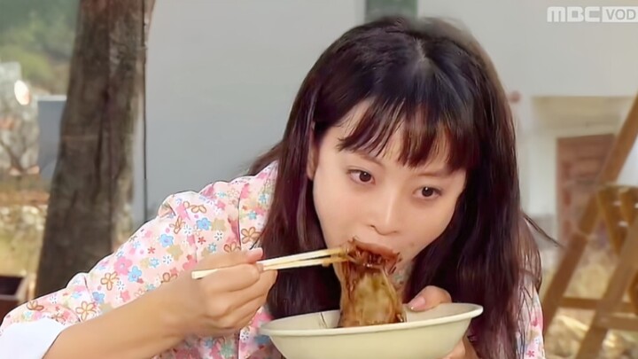 Quý bà kiêu kỳ lần đầu thưởng thức mì trộn tương, chẳng thể nào dừng lại được
