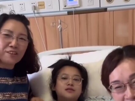 امرأة في تشجيانغ تُلِد للتو وتقوم مع والدتها وحماتها بـ"قسم" مضحك على طريقة مسلية!