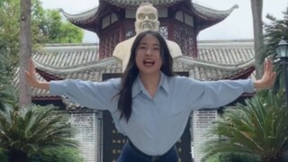 Guru sekolah menengah atas menarikan tarian untuk menyemangati menghadapi ujian masuk perguruan ting