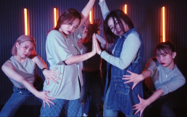 Koreografer Jepang Yumeri Yumeri membuat koreografi untuk lagu "Twenty" milik ITZY