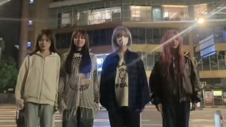 【老废物乐园】  我看了一下，你们四位挺抽象的