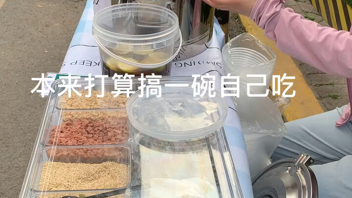 Day three of setting up a stall to sell liangfen in the neighborhood—hehe~