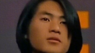 2000年，18岁的韩寒舌战群儒。