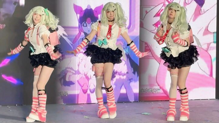 Panggung langsung ReDreaming Angel yang selalu memunculkan peralatan dan kancing baju yang terlepas 