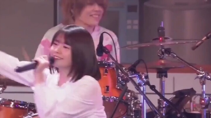 ดอกไม้งานแต่งงานในห้าส่วนเท่า ๆ กัน