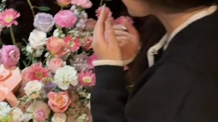 Chưa bao giờ nghĩ rằng một bó hoa lại khiến cô ấy bật khóc đến vậy.