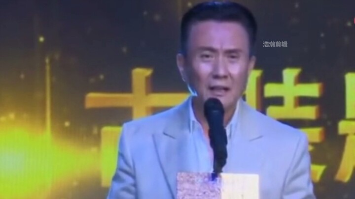 Cao Dục Lương trao giải, mỹ nam trẻ tuổi không xuất hiện nên thẳng thừng bĩu môi bỏ về.