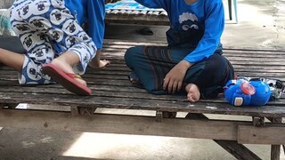 lagi asik main lihat bapakku datang sambil marah2