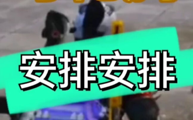 الحصان العجوز رتّب لي ثلاث فتيات يرتدين عدسات شهرية.