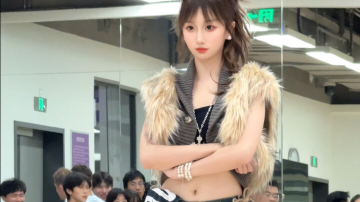 Today we're at Tsinghua University for "Sui Wu"! A straight-on recording of "Burning Up," featuring 