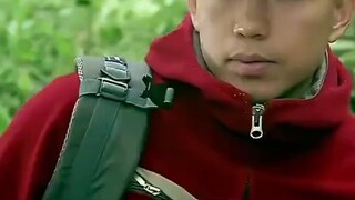 Để tránh bị bắt, người lính đặc nhiệm đã cải trang thành một người đi bộ đường dài và trốn thoát.