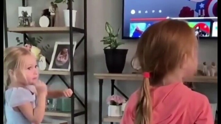 爸爸和邻居打架了，回家让两个女儿帮忙，反应太可爱了