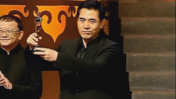 “Thật ra trẫm chẳng muốn nhận giải này đâu, nhưng mọi người đều ủng hộ trẫm, vậy thì trẫm cũng đành 