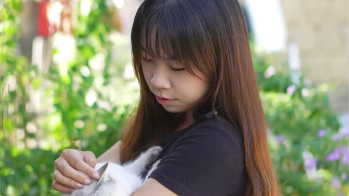 My little sister actually wants to eat a cat’s ears!