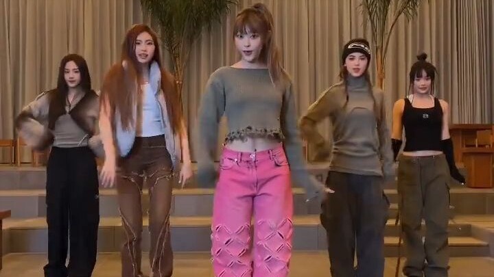 Thử thách vũ đạo “OMG” của NewJeans (Tổng hợp)