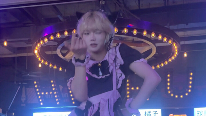 I ran into a super cute little girl from Nanjing at the bar～
