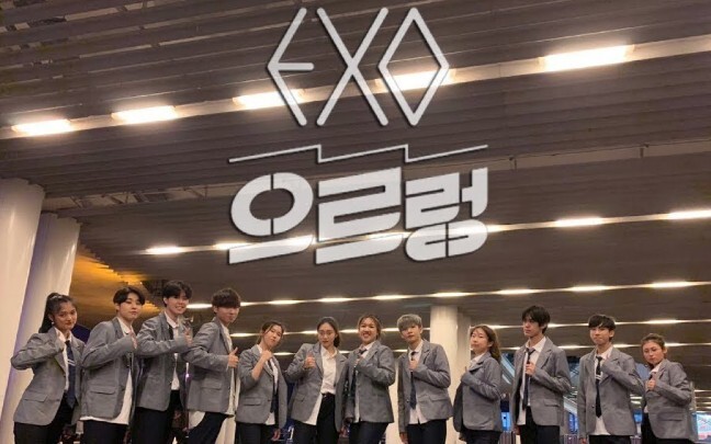 EXO โชว์เต้นคัฟเวอร์เพลง "Growl" ของสาวๆ และหนุ่มหล่อฮ่องกงบนถนน