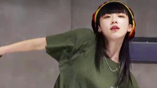 Gadis kulit hitam ini keren banget! Redy yang bikin koreografinya, Let Me Blow Ya Mind [Justjerk Dan