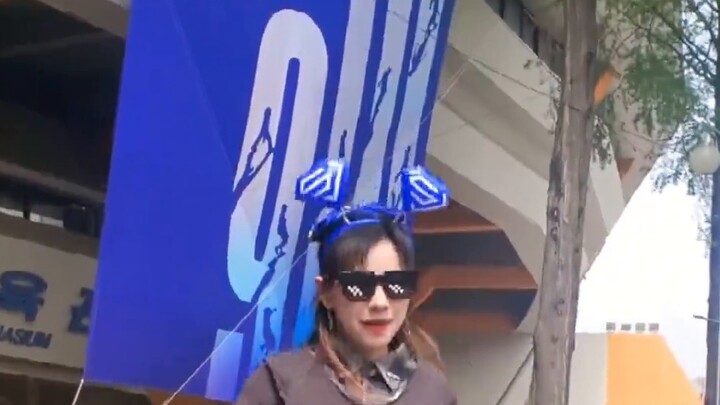 Dancing "Oppa, Oppa" at the entrance of the concert? Ah ah 123 welcome to Super Show9!!