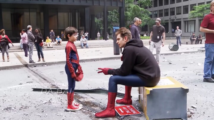 Garfield really can do these moves in the behind-the-scenes footage! He can't really be Spider-Man!