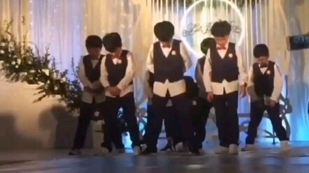 Su Xinhao, you sure have a lot on your plate—dancing as a backup at a wedding!