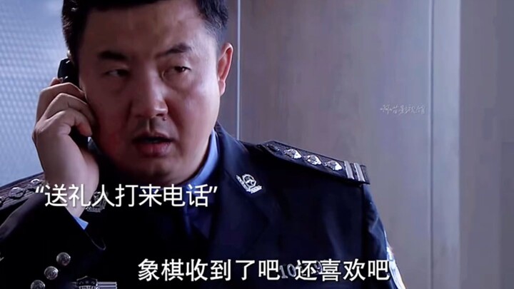 A sky-high chessboard is delivered to the door—see how the bureau chief breaks the deadlock with int