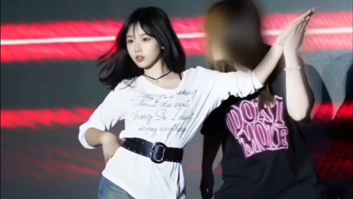 การแสดงเต้นในงานเลี้ยงจบการศึกษา “troublemaker”