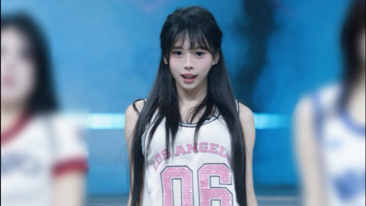 Mahasiswi polos… versi kostum basket, dance cover wiggle wiggle