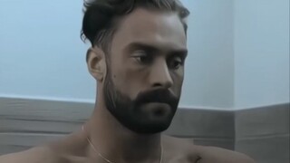 坚毅的眼神，雕刻般的身材，克里斯这张脸，就是冠军相最好的诠释