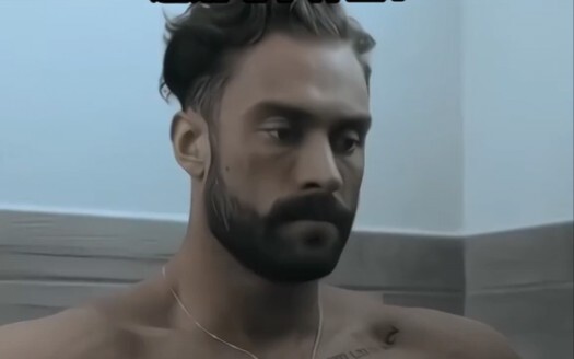 坚毅的眼神，雕刻般的身材，克里斯这张脸，就是冠军相最好的诠释