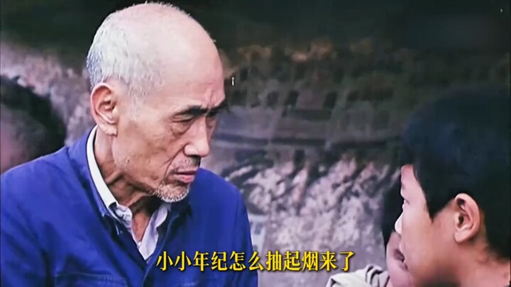 Mấy đứa trẻ 8 tuổi đang lén lút học hút thuốc; sau khi chuyền đi một vòng mới phát hiện là không man