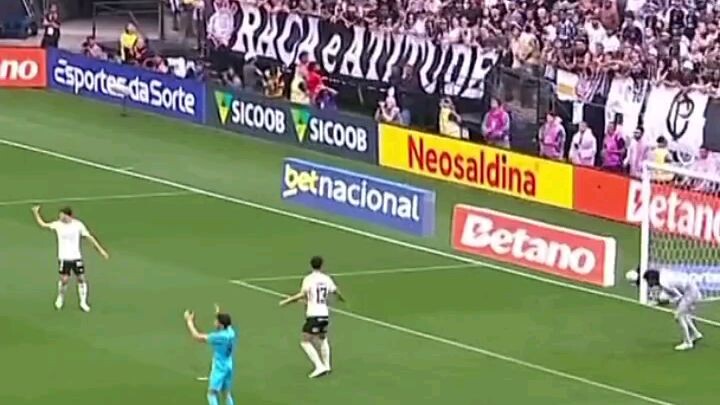 Gabigol puxa contragolpe e aparece na área para concluir, mas finalização sai fraquinha. #futebol #c