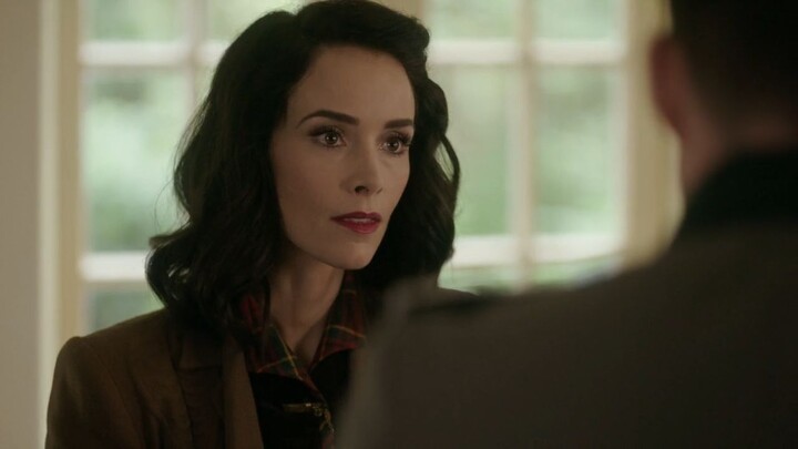 TIMELESS - S01 E04 - Party at Castle Varlar