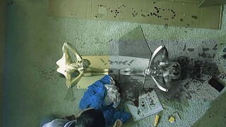 男人抱着孩子来回在客厅溜达，却不小心踩到地上的工具摔倒了...