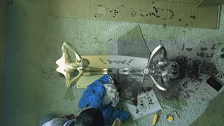 男人抱着孩子来回在客厅溜达，却不小心踩到地上的工具摔倒了...