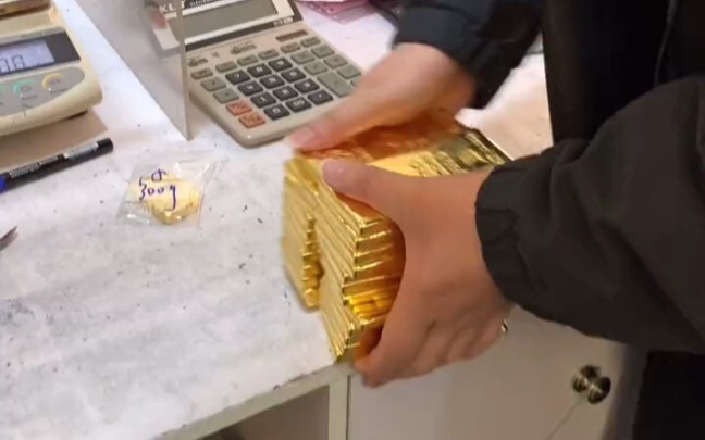 手捧库里南