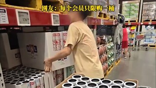 男生跟朋友去逛山姆，没想到先搬了两箱羽毛球