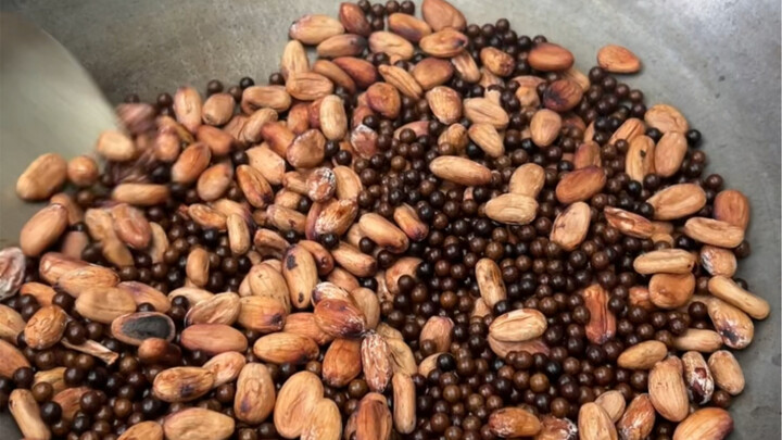 Teman-teman, pernah lihat buah kakao? Hari ini saya menggunakan buah kakao untuk membuat cokelat. Se