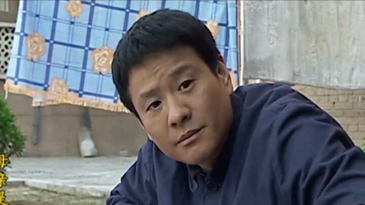 Chàng trai nghèo làm bảo vệ cổng, nhặt được một con dao găm rỉ sét trong đống rác, từ đó đã thay đổi