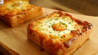 Ini adalah roti panggang yang tampak lezat dengan telur dan keju mentega yang bisa dibuat oleh siapa