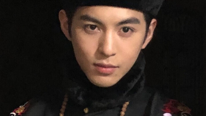 Aku pernah mencoba menghilang tanpa jejak, tapi pada akhirnya tak seorang pun yang peduli.