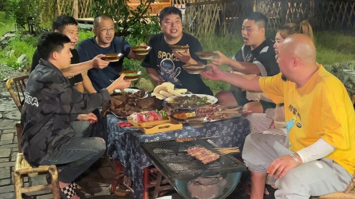 แค่กินแกะหนัก 100 จินแบบเรียบง่าย ก็เป็นอีกหนึ่งวันที่มีอาหารอร่อยและเพื่อนฝูงมารวมตัวกัน!