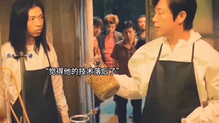 Anh Cường, mặt nạ phòng độc của anh đeo ngược rồi