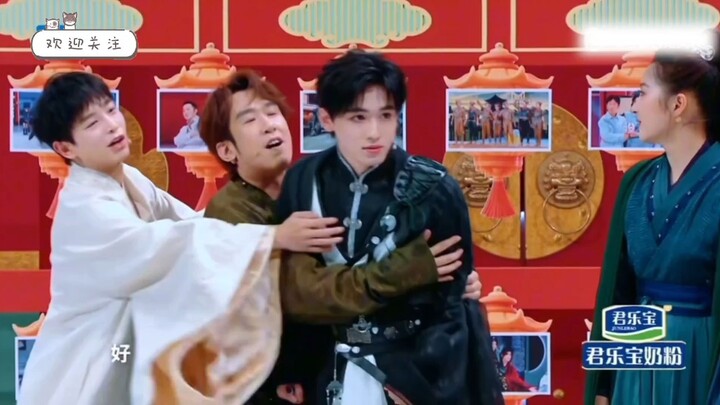 “อาเสวี่ยนจะกอดมู่จื้อเฉิง ห้ามยังไงก็ไม่อยู่!! น่ารักมากกกกฮ่าๆๆ”