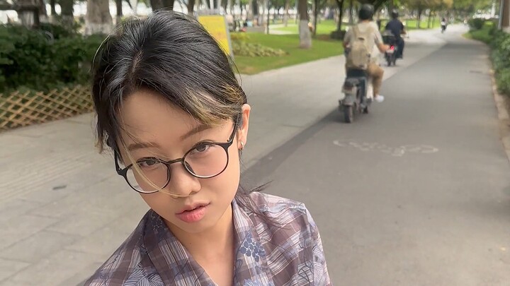 Các bạn nam nhất định phải giữ gìn hành lý cẩn thận nhé!