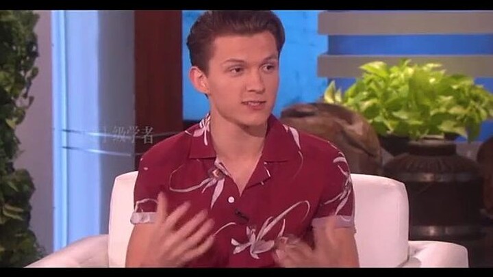 Marvel Movie Behind-the-Scenes Fun Fact: Thor Stole 5 Hammers from the Set